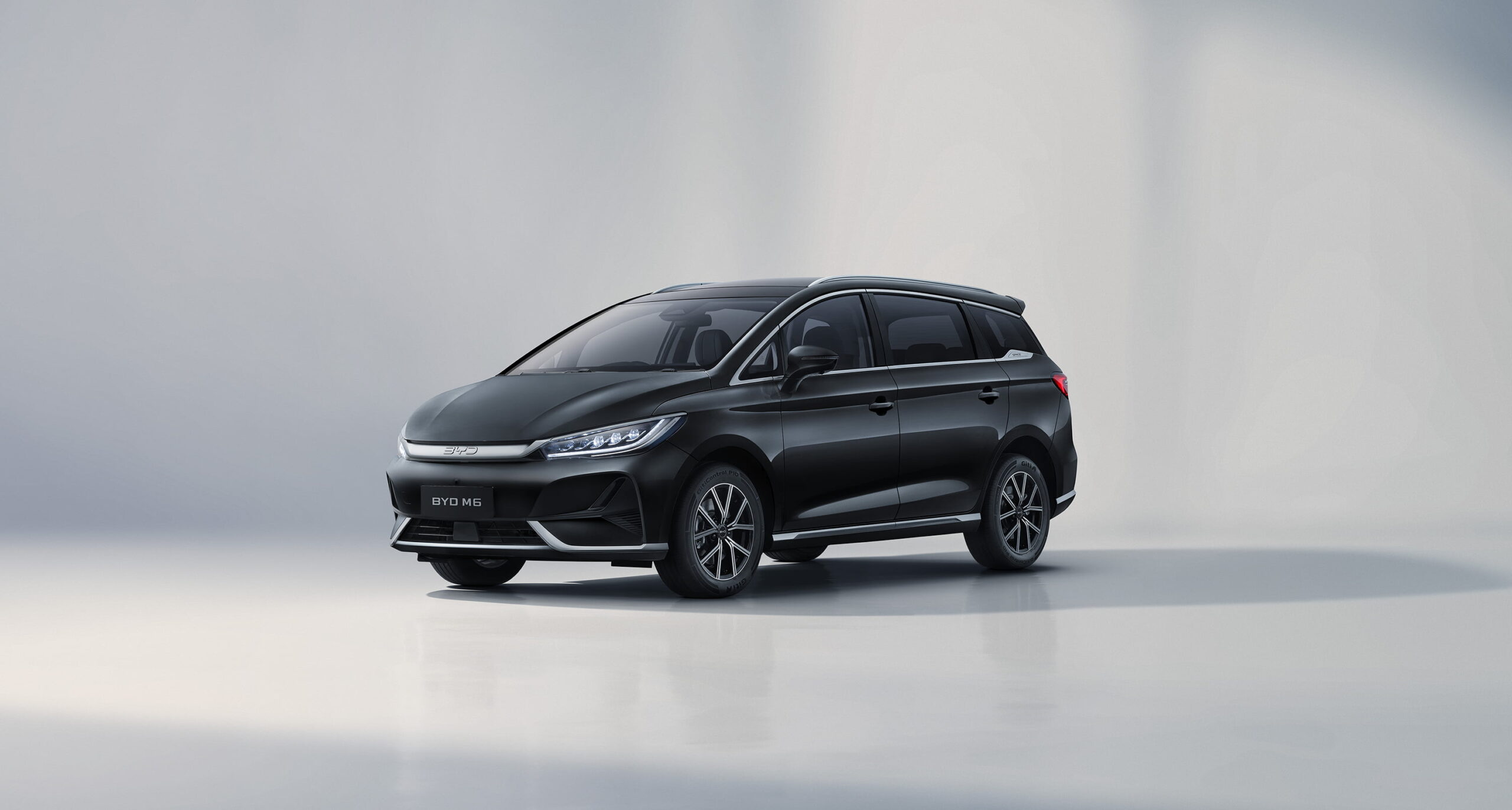 BYD M6 màu đen 